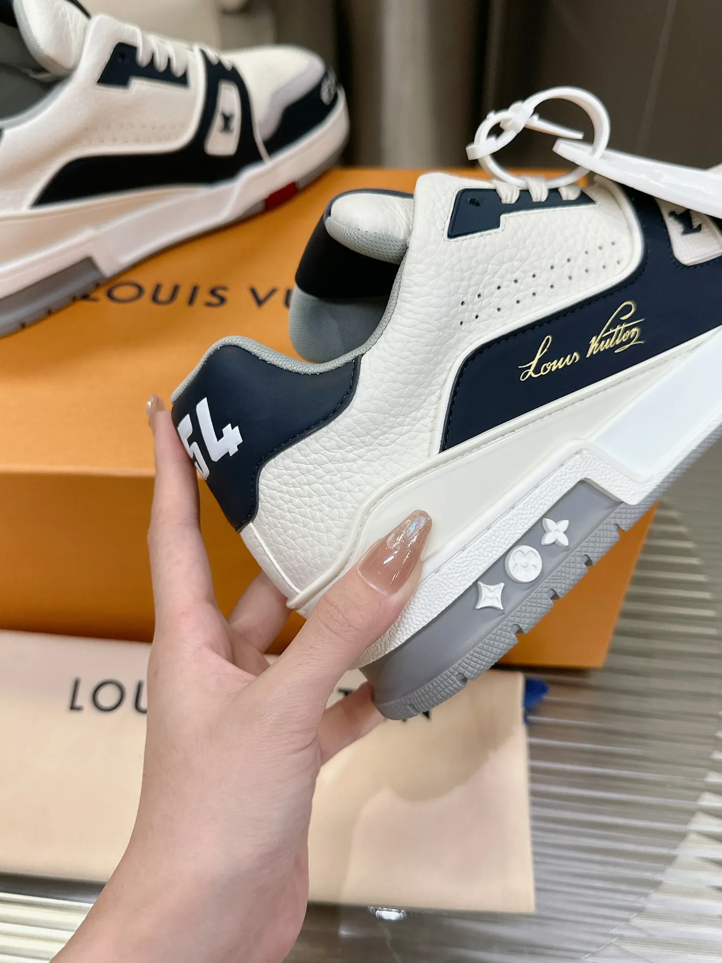 👟👟Ex-factory price 840👟👟The highest version on the Internet⚠️Feel free to compare! 2021🔥New model, purchase quality LV~Louis Vuitton by Virgin Abloh’s best-looking sneakers, Donkey Brand strongly recommends new products, official website limited edition retro basketball sneakers! Both high and low tops cost money to purchase 1:1 accurate replicas of the originals. The details are invincible, full of sincerity, imported custom-made original cowhide, the original package method is the same, the details are 100% restored, and the private model customized the original one-piece T👟👟factory price U outsole, which is different from other brands. Without the original version, this effect cannot be achieved! 35-45 (46 is custom-made and non-refundable) Some colors are available in women’s styles